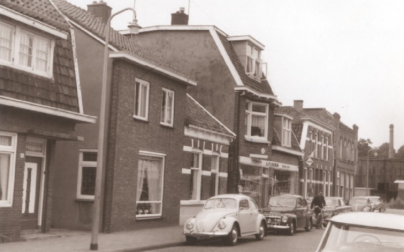 Zwedeweg 20 Voorzijde woningen en winkels, met o.a. A.J. Flierman winkel in ijzerwaren en huishoudelijke artikelen 1967.jpg