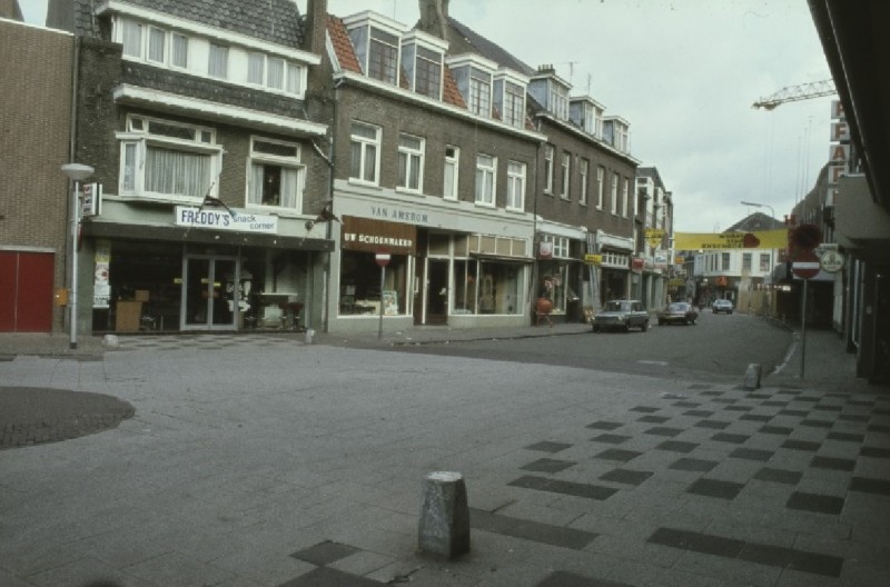 Kalanderstraat 10c. Van Amerom, uw schoenmaker. Freddy.s snackcorner Prym Fourniturenzaak 1975.jpg