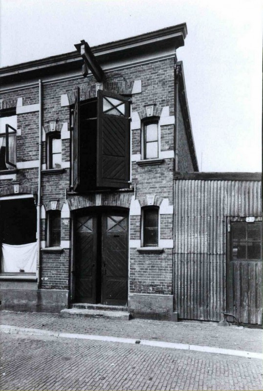 Ledeboerstraat 21. Oude werkplaats van woningbouwvereniging de Volkswoning 1917.jpg