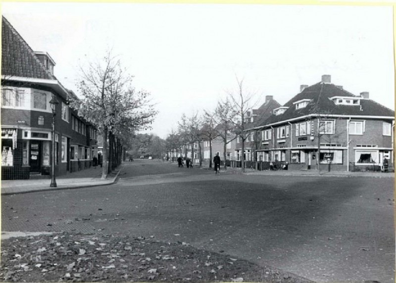 Padangstraat 34 hoek Daalweg. Links kruidenierszaak Van de Zande (later Kiekenbelt) hoek rechts bakker Buddeke. 1943.jpg