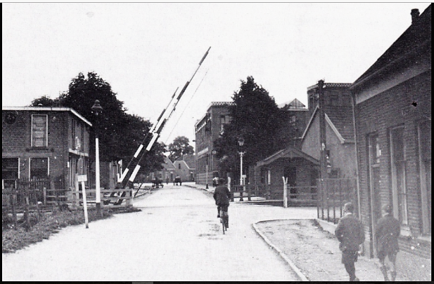 Op deze foto is de Kottendijk vanuit de andere kant goed te zien. Links het pand wat er nog staat en rechts een rijtje afdaks woningen. In één van die woningen woonden een paar oudtantes van mij tussen de beide wereldoorlogen. Zij stonden bekend in de familie als zeer vlijtige poetsvrouwen. Zo schoon dat ze na de wekelijkse beurt voor het huis samen de gehele verdere dag doorbrachten in het schuurtje achter het huis. Want het was &quot;zo jammer om het meteen weer smerig te maken&quot;