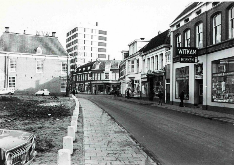 De Klomp 14-16 vroeger Gronausestraat boekhandel Witkam en apotheek Holst.  het Elderinkshuis meubelzaak Kelderman op  hoek Veenstraat. 1971.jpg