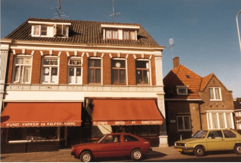 Oldenzaalsestraat 143. Slagerij en Bakkerij Sluijmer vroeger pand Apotheek Jassies 1980.jpg