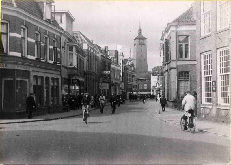 Gronausestraat 11-19 rechts thv  Veenstraat met links  boekhandel Witkam rechts Gero Zilmeta en Elderinkshuis mei 1943.jpg