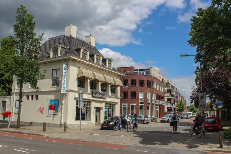 Oldenzaalsestraat 136 hoek Minkmaatstraat vroeger pand Apotheek Jassies.jpg