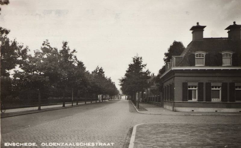 Oldenzaalsestraat 136 hoek Minkmaatstraat later pand Apotheek Jassies.(2).jpg