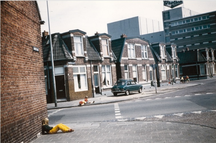 Brouwerijstraat en Deurningerstraat Woningen gezien vanaf de Landstraat op de achtergrond hoofgebouw Grolsch bierbrouwerij 1974.jpg