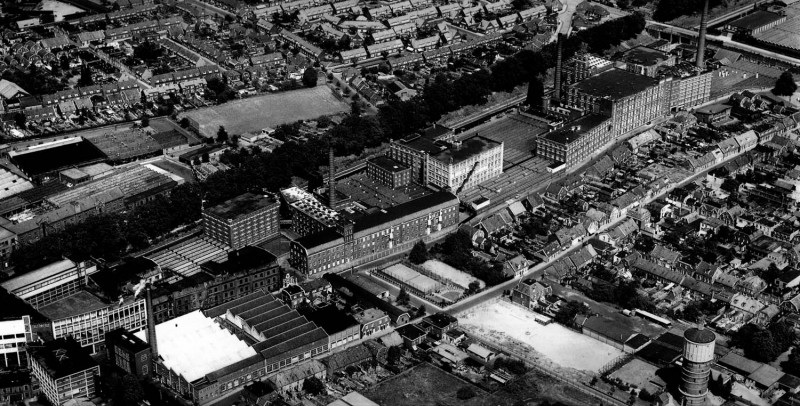 Hoge Bothofstraat Links Nico ter Kuile, midden Van Heek & Co gebouw Kremersmaten (wit) en rechts Van Heek & Co Transvaal. 1959.jpg