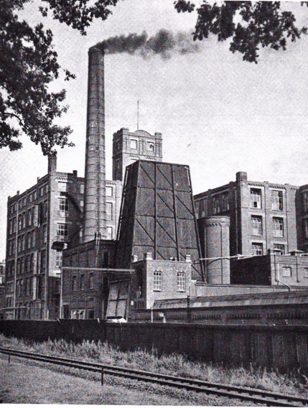 Hoge Bothofstraat van Heek & Co gezien vanaf Oosterstraat spoorlijn naar Gronau 1940.jpg