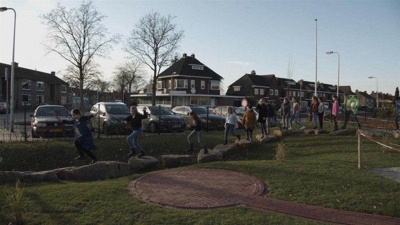 Leerlingen OBS Stadsveld in Enschede ravotten op het groene schoolplein.jpg