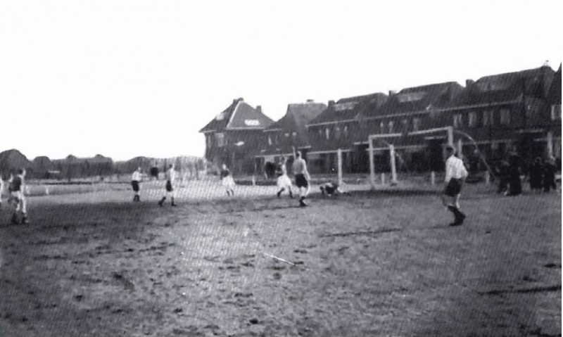 B.W. ter Kuilestraat hoek Lindestraat achtergrond Elferinksweg een spelmoment uit een wedstrijd van UDI.jpg