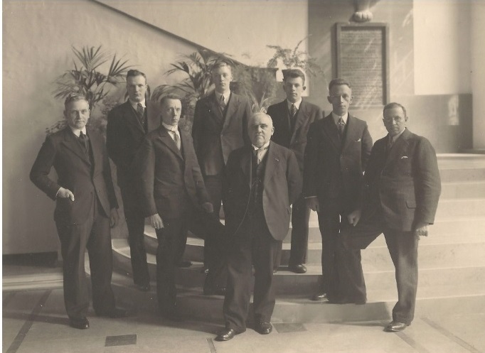 Langestraat 24 Stadhuis Afscheid gemeentesecretaris C.F. Klaar H.F. Arke, H. Poortman, H.P.A. Prieshof, H.J. Koldewee, J.M. Nijhof, H.W. ter Beeke, J.H. Bergink, M.C. de Vos..jpg