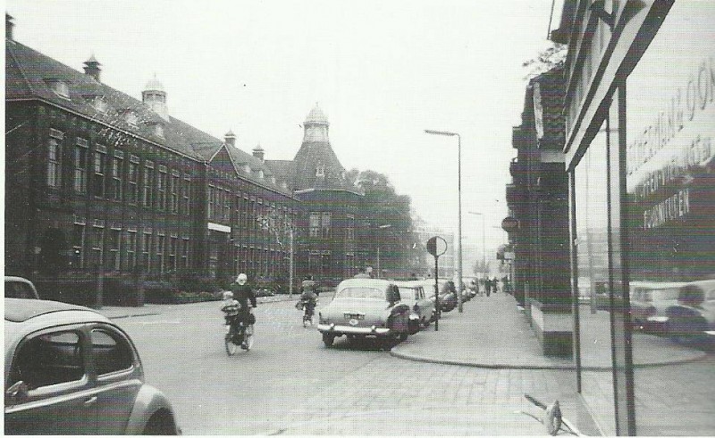 C.F. Klaarstraat 12b rechts Ascherman & Oonk Fournituren links Gemeentelijk Lyceum ..jpg