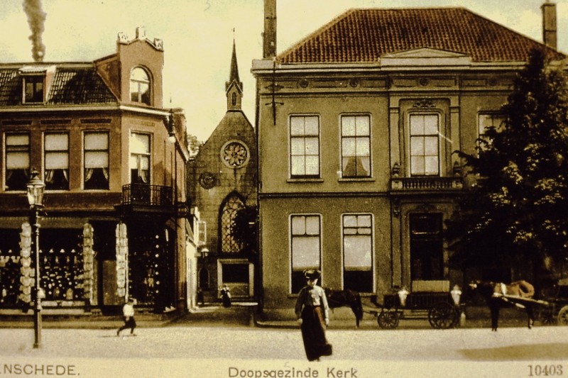 Markt 21 hoek Menistenstraat rechts huis H.J.E. van Heek achtergrond Doopsgezinde Kerk 1910.JPG