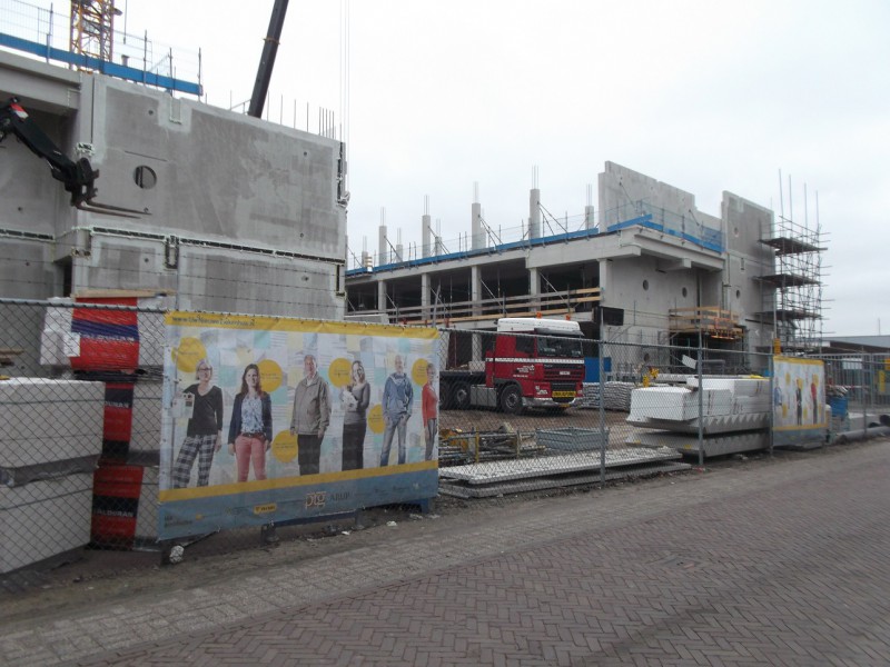 Koningstraat 15 nieuwbouw MST 1-3-2013 met Arie op bouwdoek.JPG