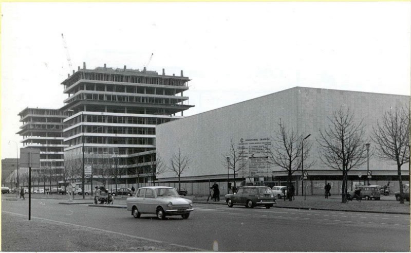 Boulevard 1945. Het grote grijze blok is de V&D, tegenwoordig ook weer compleet anders, nu zit de Sting ervoor.jpg