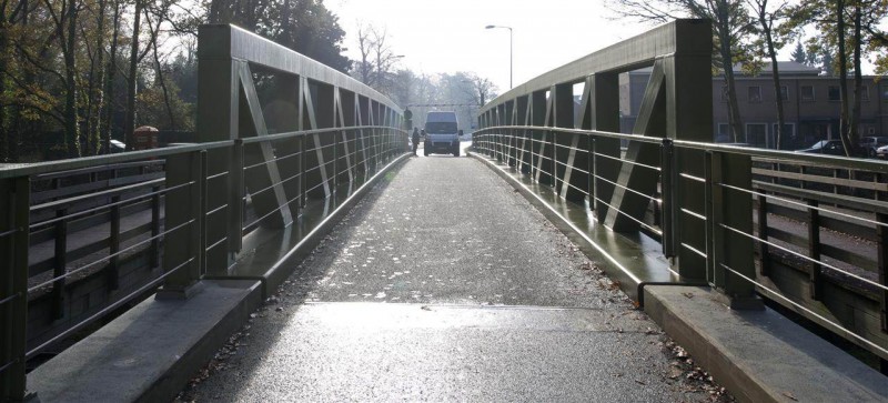 Auto vast tussen spoorbrug in Enschede, vrouw gewond 31-12-2019.jpg