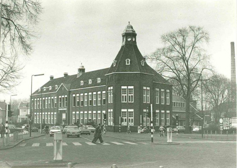 C.F. Klaarstraat hoek Beltstraat Gemeentelijk Lyceum met daarachter gymzaal.jpg