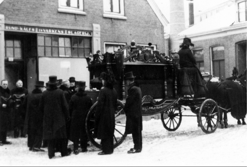 Kalanderstraat 12 Rouwkoets voor de slagerij tijdens de begrafenis van Prof. R.R. Prenger.17-1-1940 (2).jpg