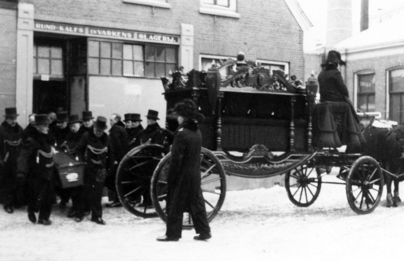 Kalanderstraat 12 Rouwkoets voor de slagerij tijdens de begrafenis van Prof. R.R. Prenger.17-1-1940.jpg