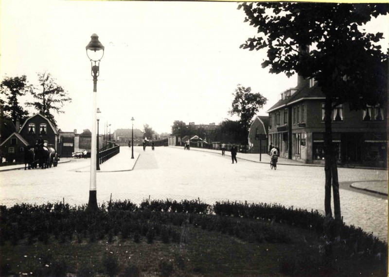 Ribbeltsweg 18 hoek Laaressingel met de Edo Bergsmabrug 1920.jpg