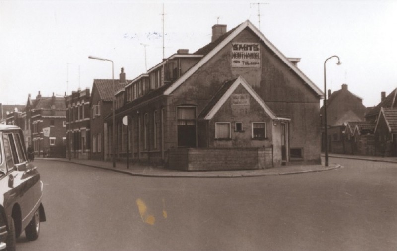 Lipperkerkstraat 62 woningen op de hoek met Lageweg. Gevel draagt reclameopschrift Smits Houthandel 1967 (2).jpg