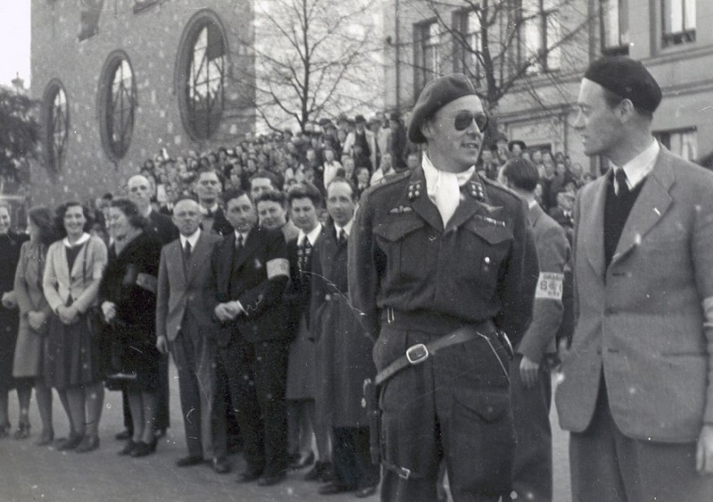 Markt Bezoek z.k.h. Prins Bernhard als hoofd Binnenlandse Strijdkrachten aan Enschede. Op de o.a. foto Prins Bernhard en Ben ter Kuile (verzetstrijder) 8-4-1945.jpg