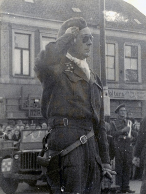 Markt Bezoek z.k.h. Prins Bernhard als hoofd Binnenlandse Strijdkrachten aan Enschede, 1 week na de bevrijding  1 minuut stilte ter nagedachtenis van hen die vielen 8-4-1945.jpg