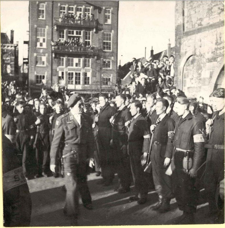 Markt 15 Concordia  Prins Bernhard  bevelhebber der Nederlandse Binnenlandse Strijdkrachten ( BS ) inspecteert erewacht 1945.jpg
