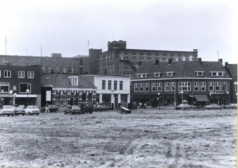 Oldenzaalsestraat 87-93 ter hoogte van Van Lochemstraat met o.a voormalige fabriek Van Heek & Co. en winkel Ebo. juli 1979.jpg