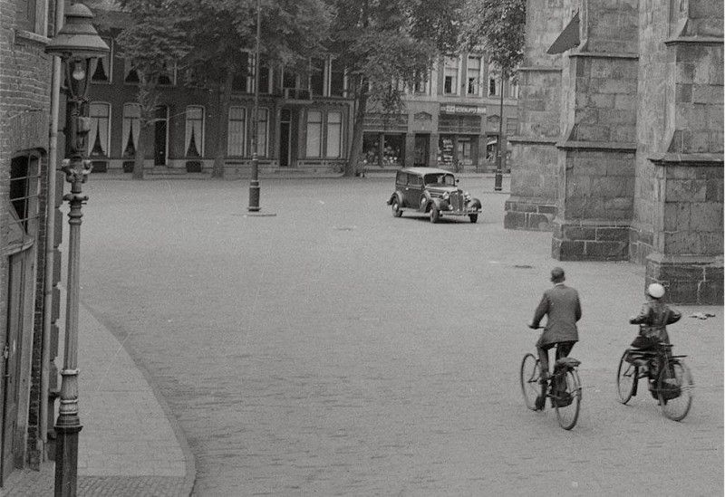 Markt 3-5 achterkant kerk oude auto.jpg