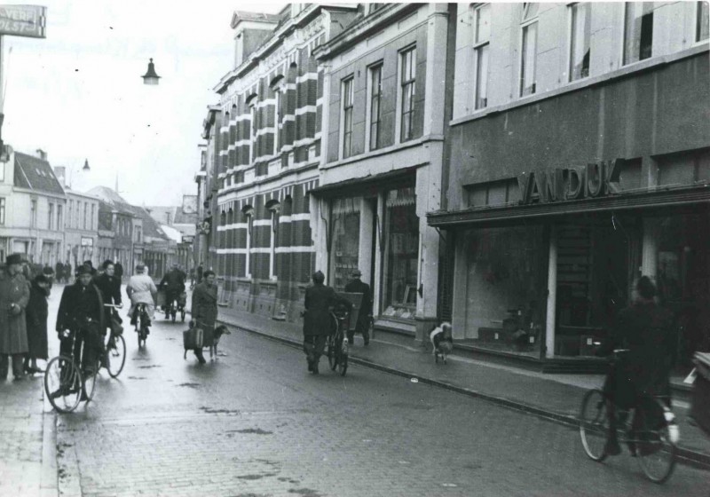 Oldenzaalsestraat 4 van Dijk  vanaf kruispunt De Klomp  links 't z.g. Striekiezer (Strijkijzer) hoek Noorderhagen  jan. 1944.jpg