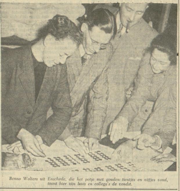 Oldenzaalsestraat Gouden tientjes gevonden in Enschede krantenfoto 24-2-1953.jpg
