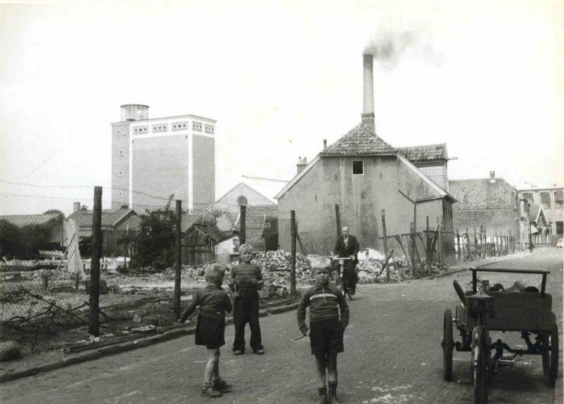 Hengelosedwarsstraat Tuk links graansilo landbouwbank 1954.jpg