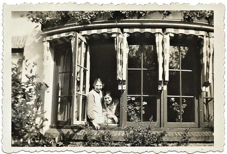 Deze foto is van mijn tante en haar collega in het keukenraam van de Holterhof. De gevelsteen zit er vlak naast.