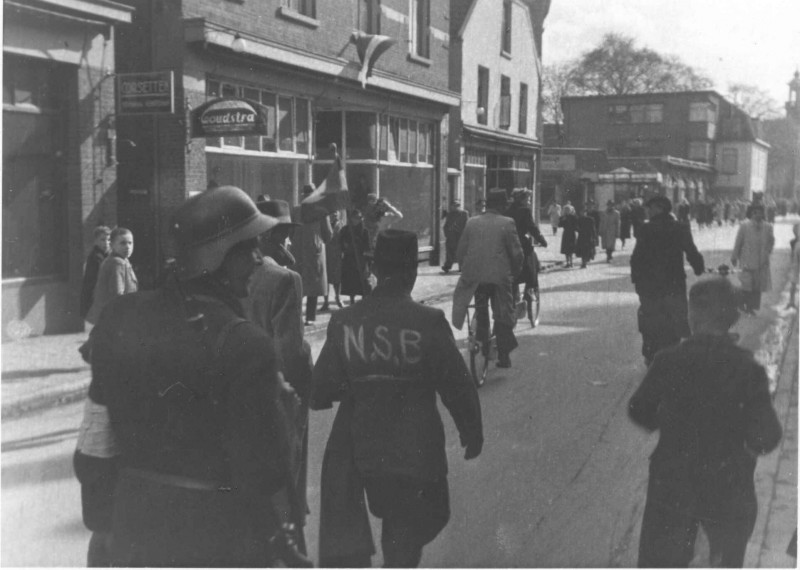 Haaksbergerstraat 25 oppakken NSB-ers. Winkel Woudstra.jpg