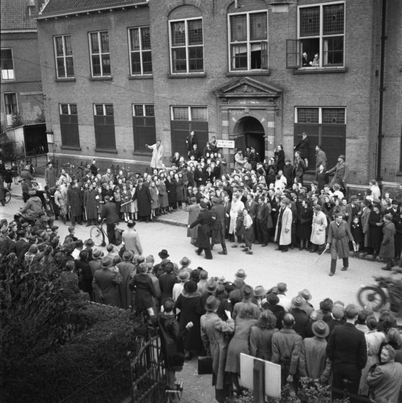 Haaksbergerstraat 35 NSB-ers worden opgebracht naar het politiebureau  april 1945.jpg