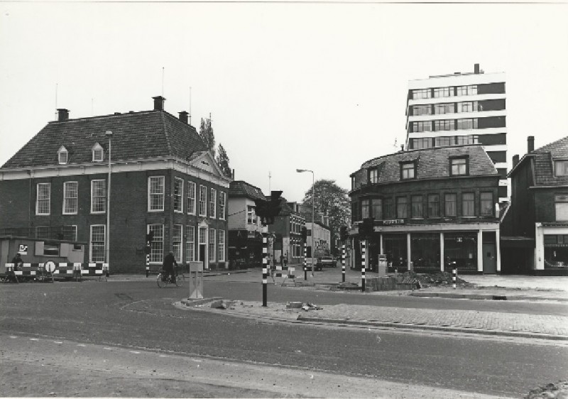 De Klomp 35 Links het Elderinkshuis uit 1783 en rechts Veenstraat 1 Kelderman meubelzaak.jpg