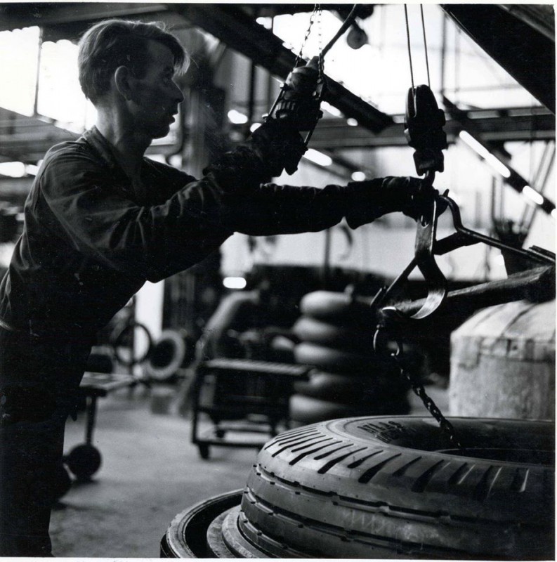 Binnenhaven Produktie van autobanden bij Autobandenfabriek fa. Vredestein 1950 (4).jpg