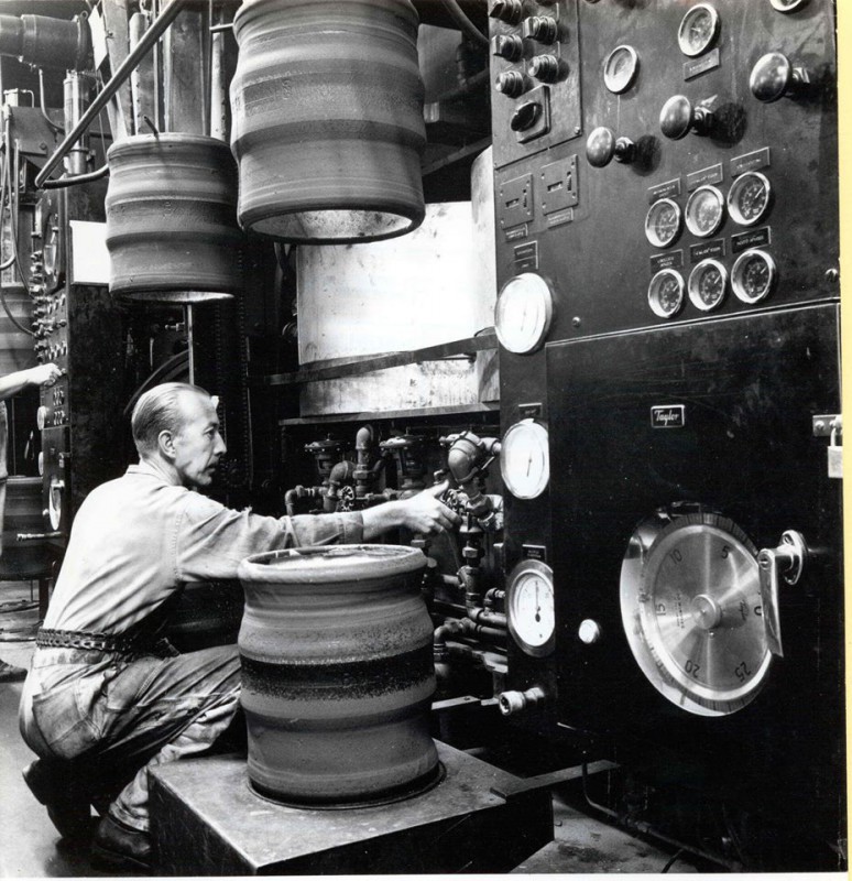 Binnenhaven Produktie van autobanden bij Autobandenfabriek fa. Vredestein 1950 (3).jpg