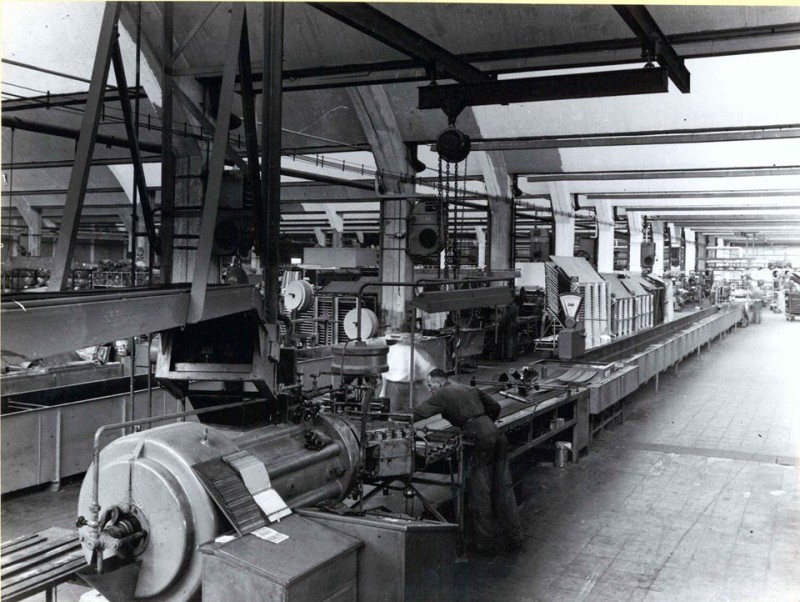 Binnenhaven Produktie van autobanden bij Autobandenfabriek fa. Vredestein 1950 (8).jpg
