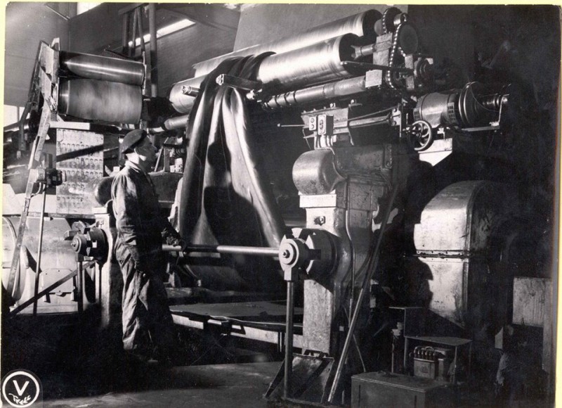 Binnenhaven Produktie van autobanden bij Autobandenfabriek fa. Vredestein 1950 (7).jpg