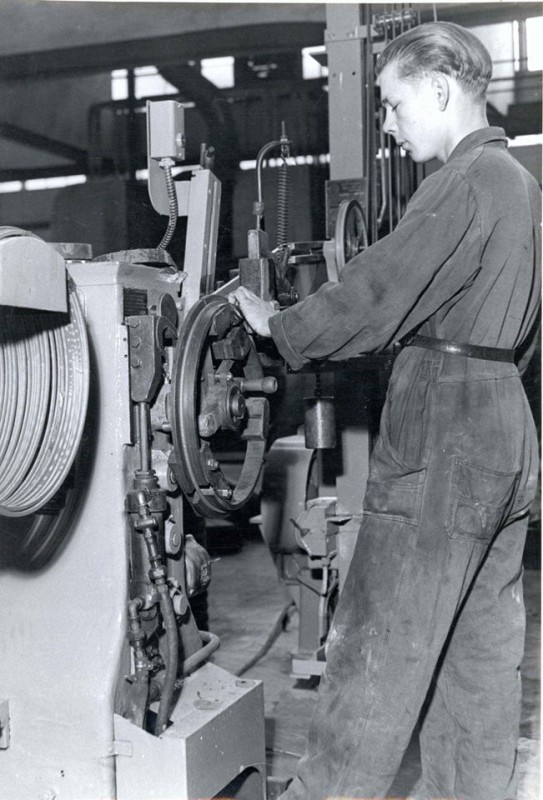 Binnenhaven Produktie van autobanden bij Autobandenfabriek fa. Vredestein 1950 (6).jpg