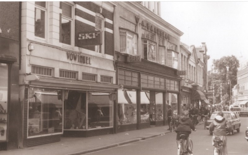 Hengelosestraat 25 Voorzijde winkels en woningen. O.a. met Vowinkel, W.A. Baarslag 1967.jpg