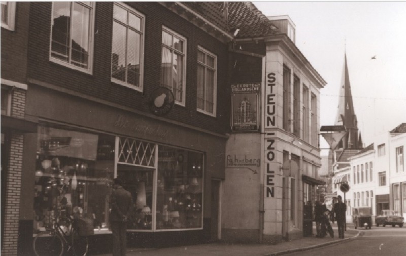 Oldenzaalsestraat 61 winkels met o.a. Het Lampenhuis, Fa. H. v.d. Berg Orthopedisch Instrumentenmakers 1967.jpg