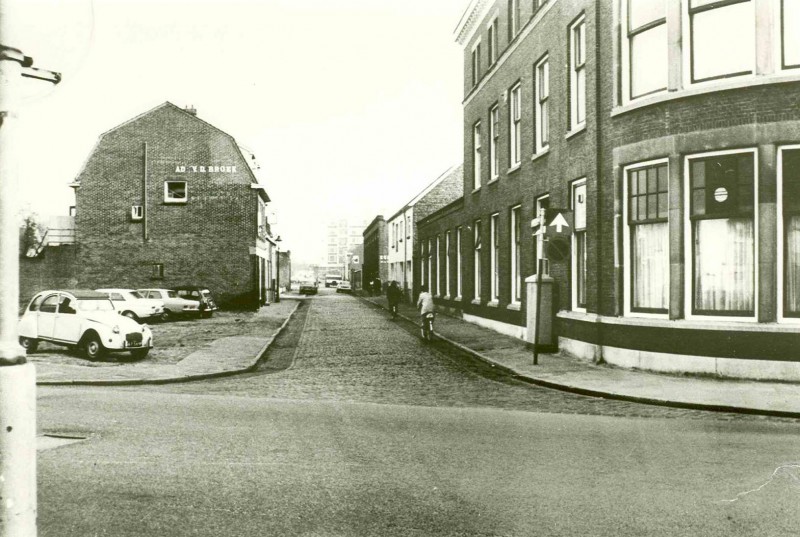 Koningstraat 72-74 links Ad v.d. Broek  hoek Haaksbergerstraat  rechts kantoor Scholten..jpg