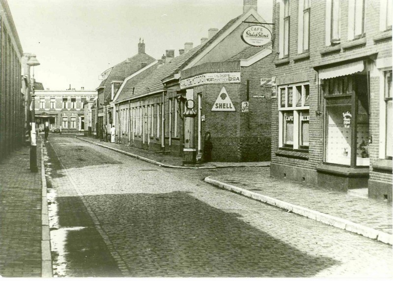 Koningstraat 42 Zicht op café, benzinepomp en Haaksbergerstraat.jpg