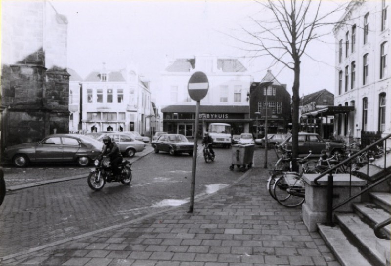 Markt 21 babyhuis richting Menistenstraat met rechts pand Polaroid 1978.jpg