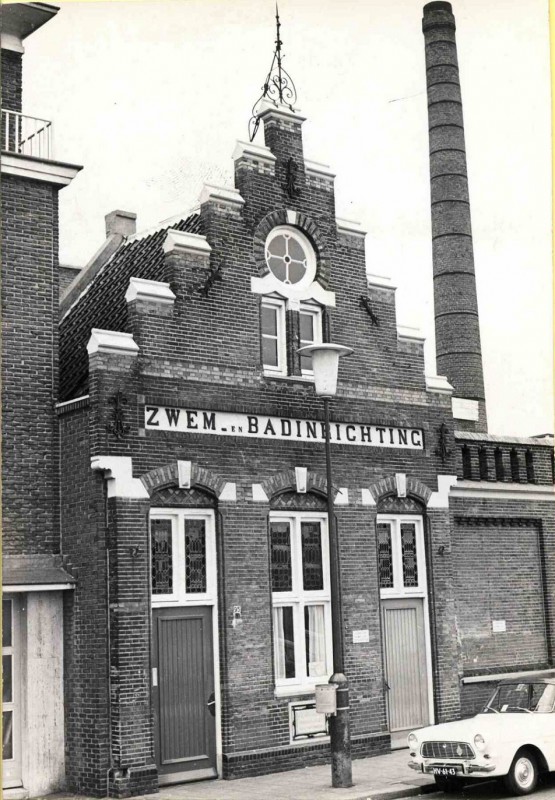 Zuiderhagen 95 Zwem- en badinrichting van Heek okt. 1964.jpg