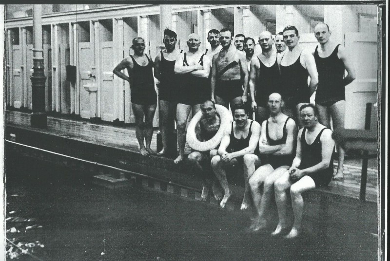 Zuiderhagen 95 zwembad van Heek badmeester H. Bongers.jpg
